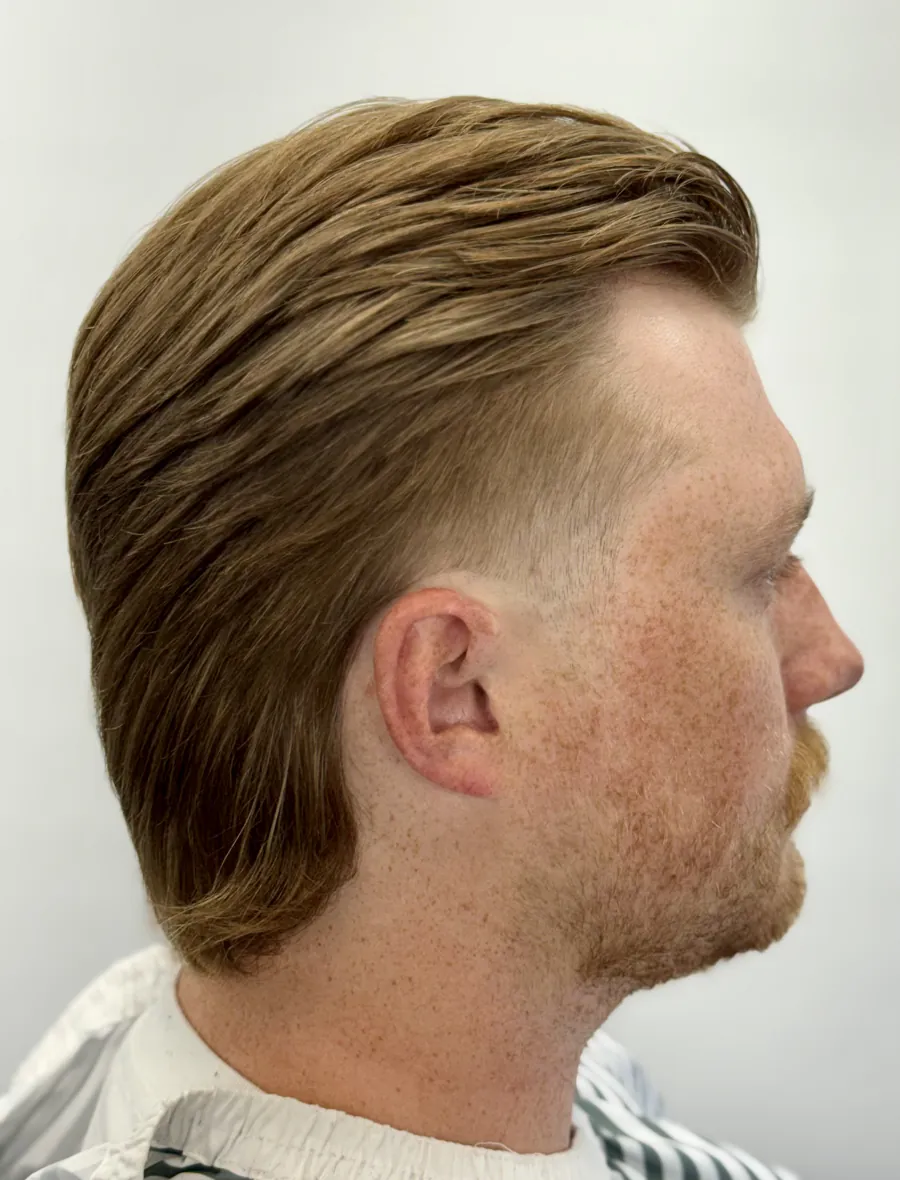 Scissor-cut top with a faded side, in profile